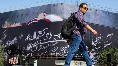 În Teheran, un panou uriaș arată Trump într-un sicriu