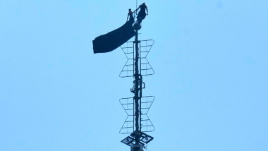 Doi escaladă ilegal Empire State Building, transmit un mesaj lumii de la vârf