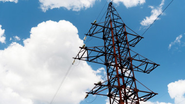 Furtuni devastatoare: 27.000 de consumatori fără energie în 65 de localități