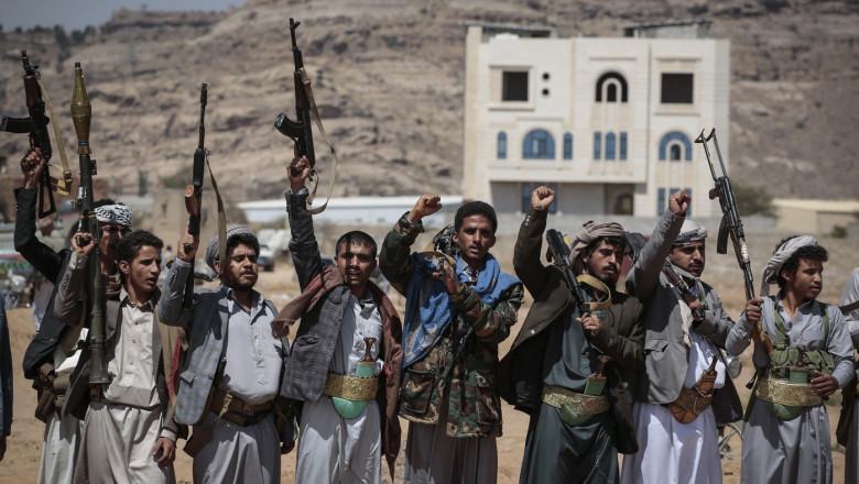 Rebelii houthi susţin că au atacat două petroliere saudite în Marea Roşie. Unul din ele a luat foc
