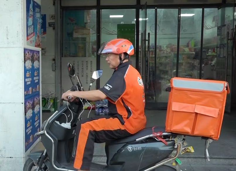 Un livrator de mâncare a câștigat cel mai important premiu literar din China. De ce nu vrea să renunțe la jobul lui