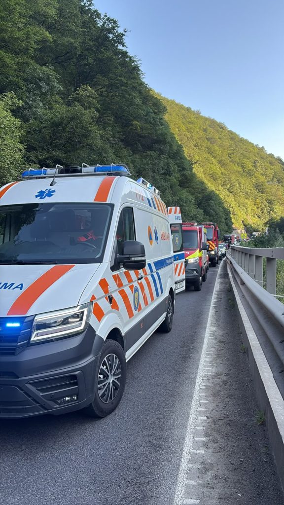 Cozi kilometrice pe DN7, traficul pe Valea Oltului aproape paralizat