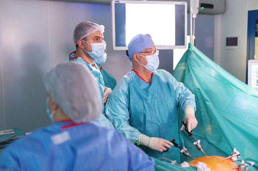 Una dintre cele mai complexe operații din chirurgie, realizată complet robotic la Timișoara. Pacient cu cancer pancreatic, externat după doar șase zile