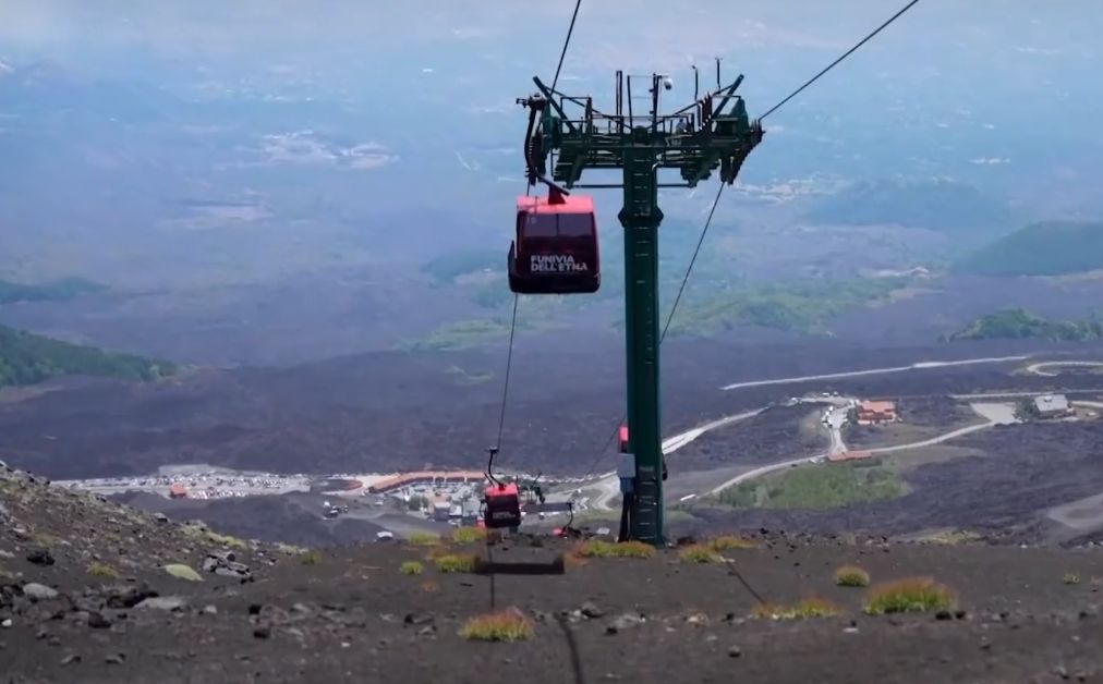 Imagini filmate cu drona: Traseul uimitor al telecabinei de pe Etna, printre aburii și gazele vulcanului