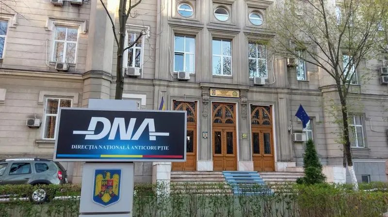 Un comisar de poliţie, fratele său şi reprezentantul unei firme, reţinuţi pentru mită. Acuzațiile DNA
