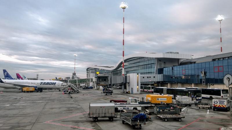 Parfumuri, ceasuri și mâncare, furate din avioanele care ajungeau pe Aeroportul Otopeni. Prejudiciu de aproape un milion de euro
