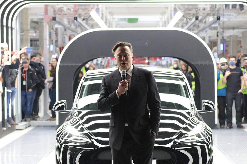 Elon Musk nu mai dorește ca Tesla să producă doar mașini electrice, iar asta pune presiuni tot mai mari pe companie