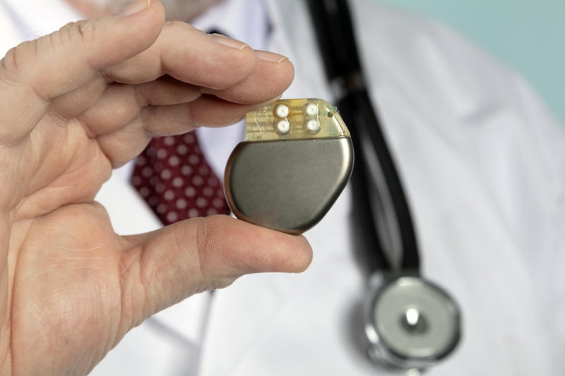 Doi cunoscuți cardiologi din România, trimiși în judecată. Acuzați că refoloseau stimulatoare cardiace extrase de la cadavre  