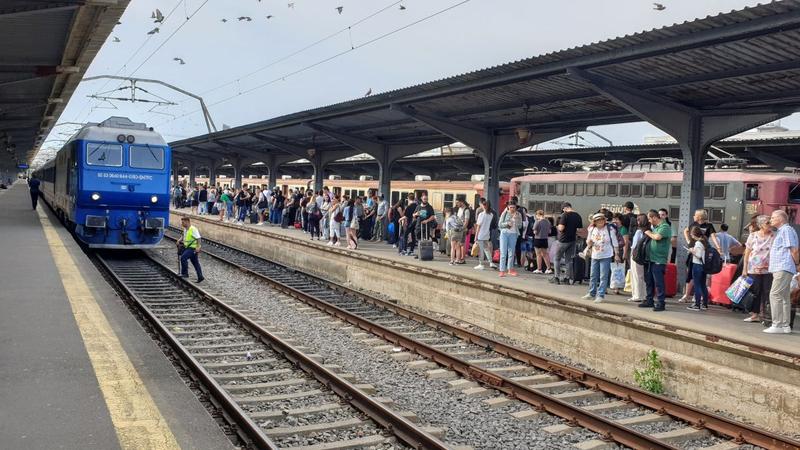 Gara de Nord din București, afectată de furtună. Liniile electrice au rămas fără tensiune, ce trenuri nu mai circulă