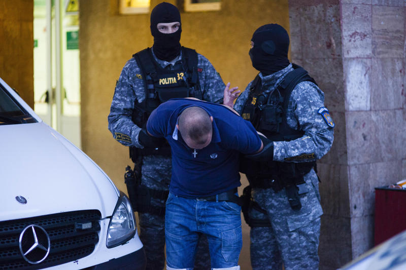 Interlop din clanul Cîrpaci acuzat că a obligat un bărbat să-i doneze un rinichi, prins de polițiști. Era dat în urmărire în două țări