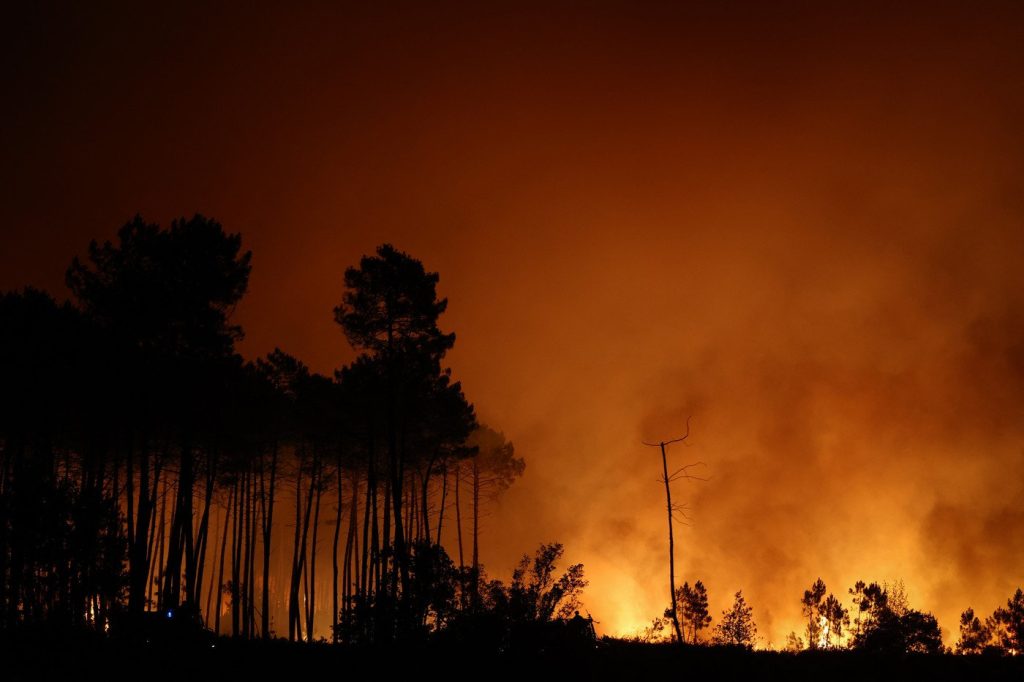 Incendiu masiv în pădurea franceză: 12.000 evacuați, mulți turiști.