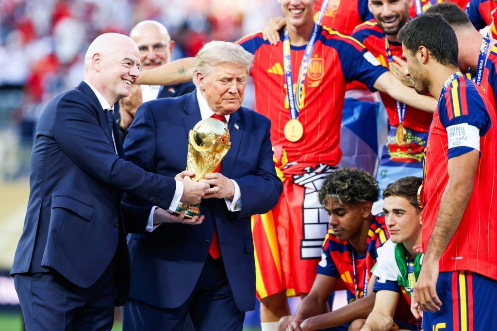 Cum a intrat Trump în poza Spaniei cu Cupa Mondială. Gestul făcut de Infantino