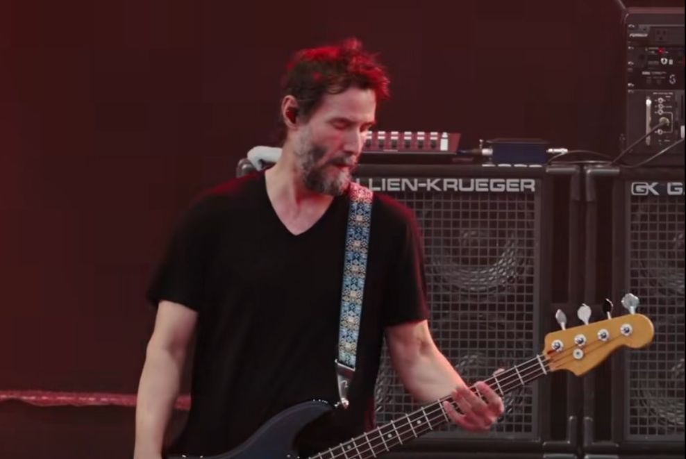 Imagini cu Keanu Reeves în România: Actorul din Matrix a făcut show la Electric Castle, în fața a zeci de mii de oameni