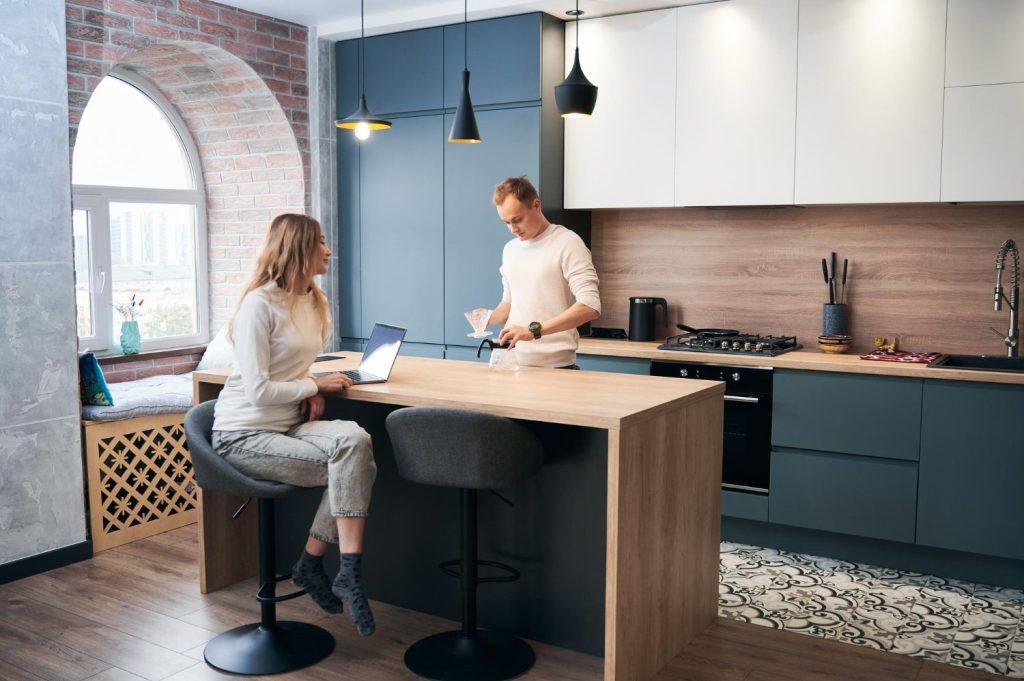 Living deschis spre bucătărie: avantaje, dezavantaje și mobilier potrivit