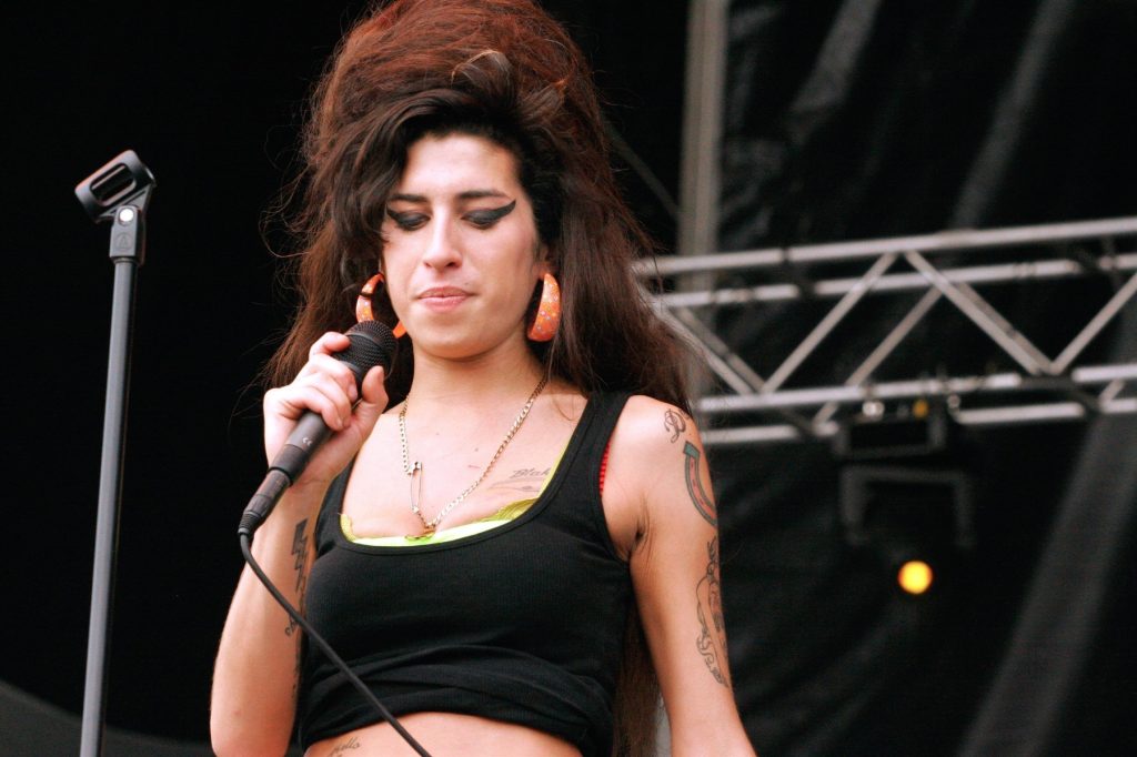 Genți, pantofi și o rochie din ultimul turneu al lui Amy Winehouse. Cum a ajuns tatăl cântăreței condamnat la plata unor despăgubiri de 1 milion de euro