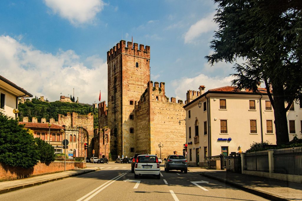 Un escroc italian a păcălit un oraș întreg cu „cel mai vechi amfiteatru roman”. Turiștii plăteau 40 de euro pentru vizită