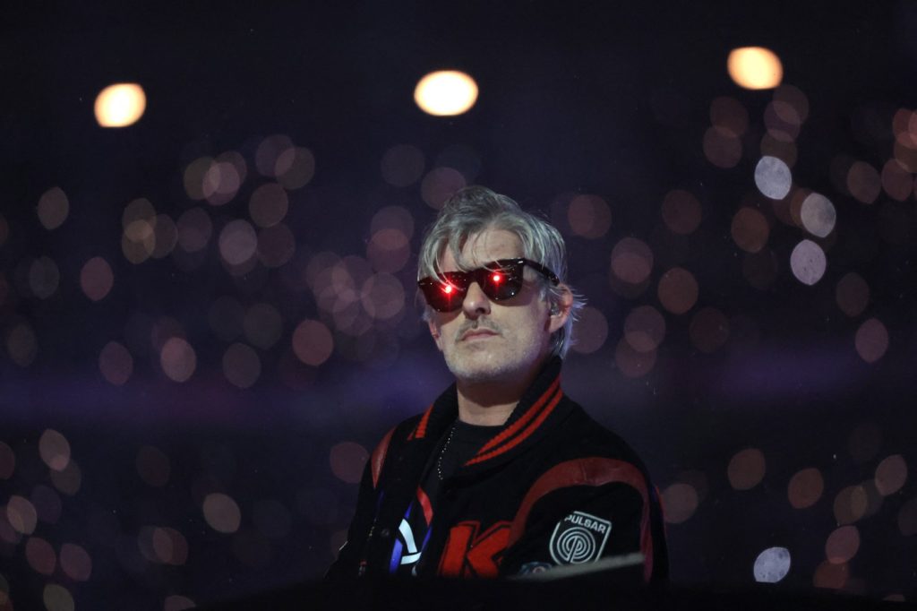 DJ-ul francez Kavinsky, cunoscut pentru piesa „Nightcall”, găsit mort în casă. În două zile ar fi făcut 51 de ani