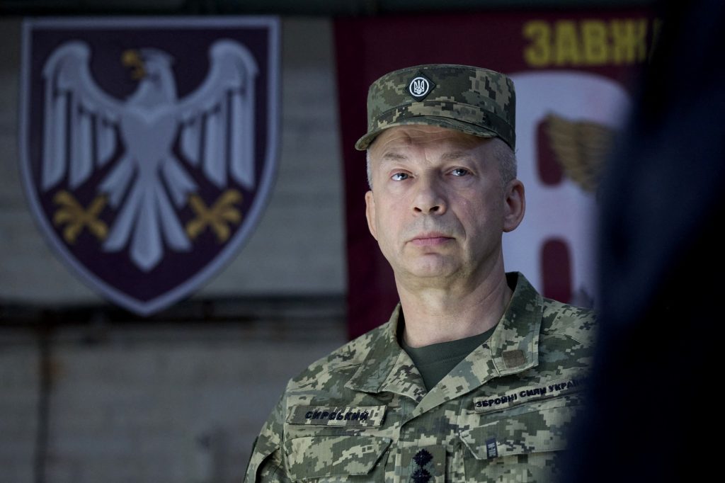 Zelenski vrea să demită șeful Armatei după cererea a mii de ucraineni