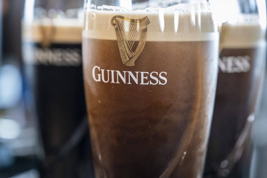 Cum a ajuns investiția de 70 de milioane de dolari a unei companii de familie în Guinness Nigeria, când multinaționalele plecau, să valoreze acum peste 350.000.000 de dolari