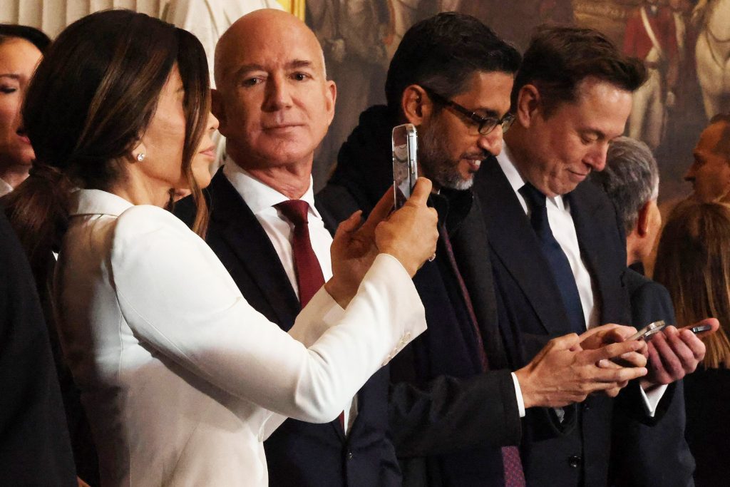 Centrele de date în spațiu propuse de Jeff Bezos și Elon Musk ar fi „catastrofale” pentru planetă, avertizează experți
