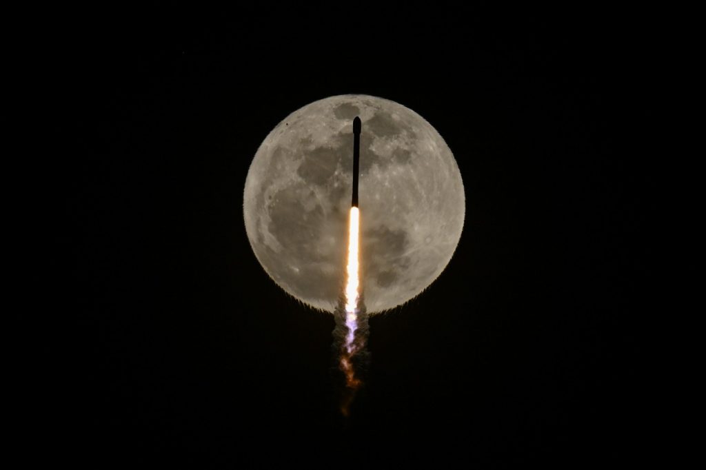 SpaceX: rachetă Elon Musk se apropie de coliziune cu Luna, NASA