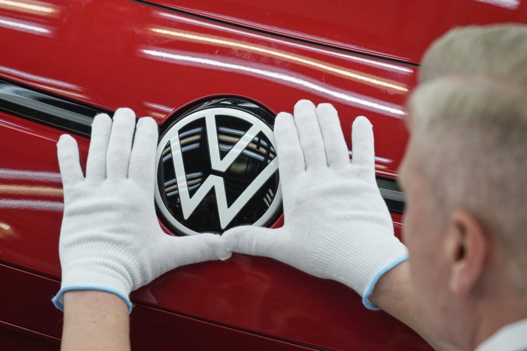 Presat de concurența chineză și costuri uriașe, Volkswagen a primit „semnalul de alarmă” pentru a grăbi restructurările de amploare