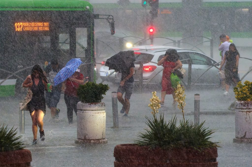 Avertizări meteo: furtuni în jumătate țării, 2 zile de ploi torențiale, ANM