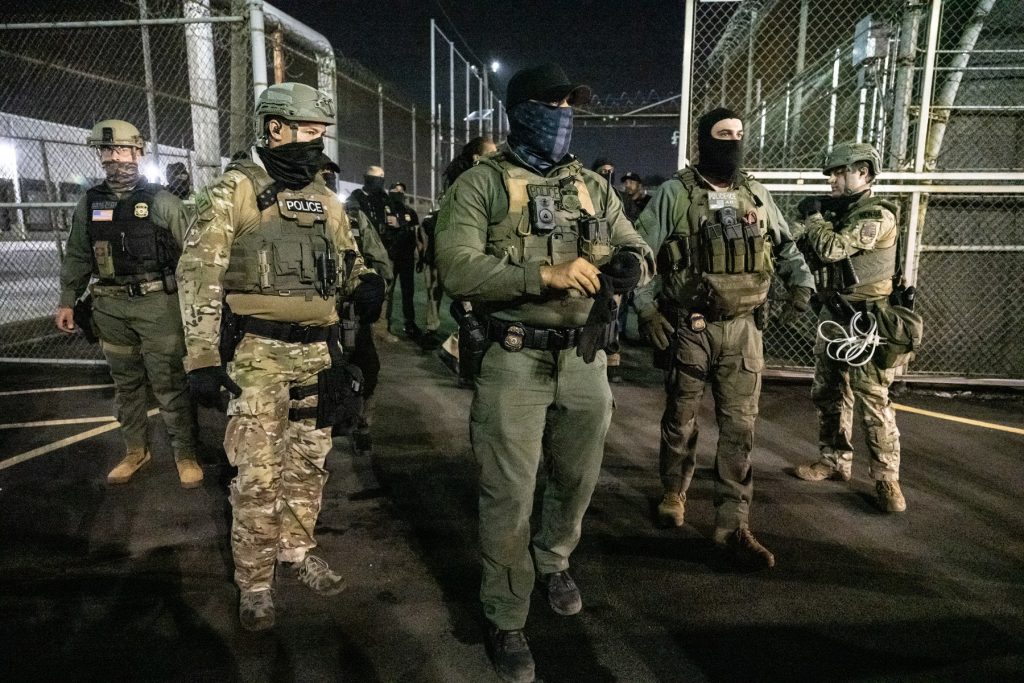 Agenţii ICE vor purta bodycam-uri când opresc suspecți. „Să vadă și poporul american ce văd ei”