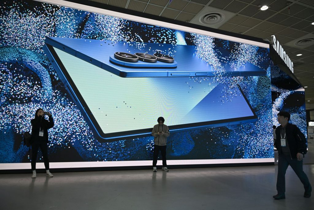 Samsung lansează telefoane pliabile în câteva ore cu format surpriză