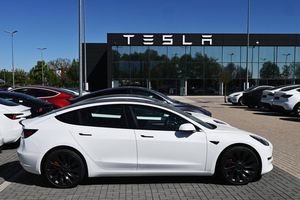 Schimbări majore în clasamentul mărcilor auto în lume. Tesla depășește Mercedes-Benz, chinezii se confruntă cu scăderi mari