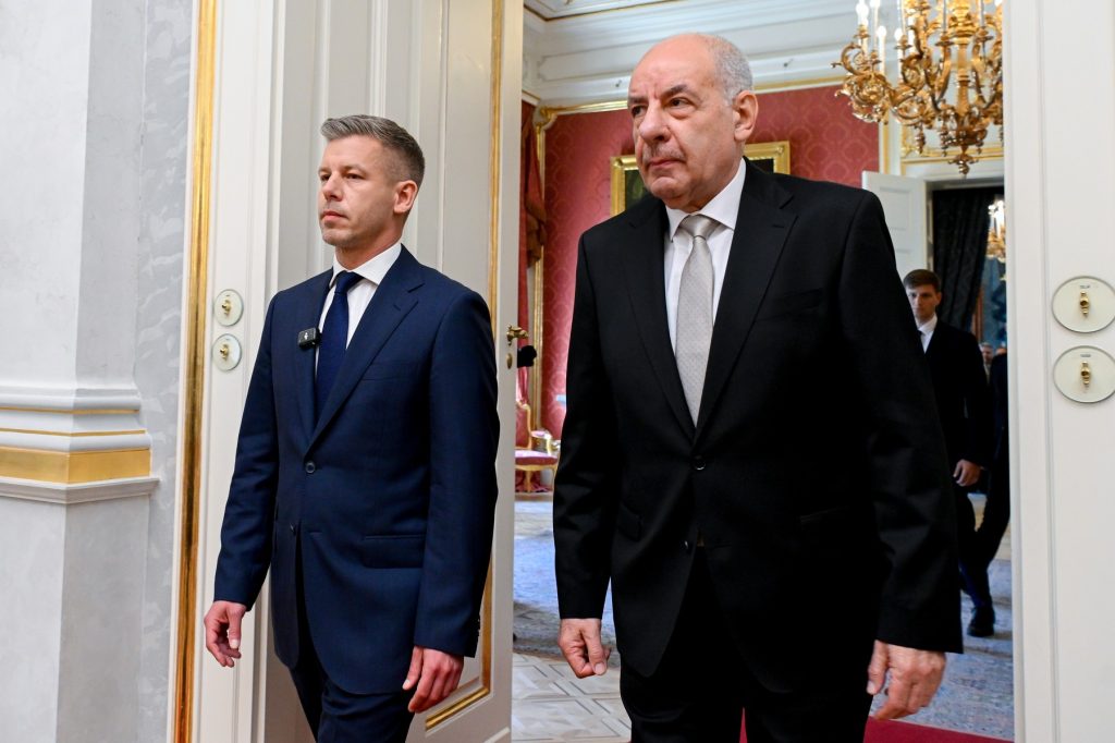Preşedintele Ungariei promulgă până la urmă amendamentul constituţional care îi încheie mandatul
