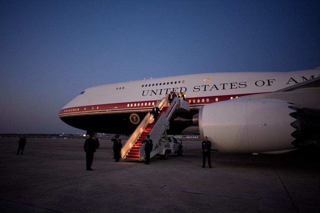 Air Force One al Trump, cadou din Qatar, probleme cu rachetele ghidate