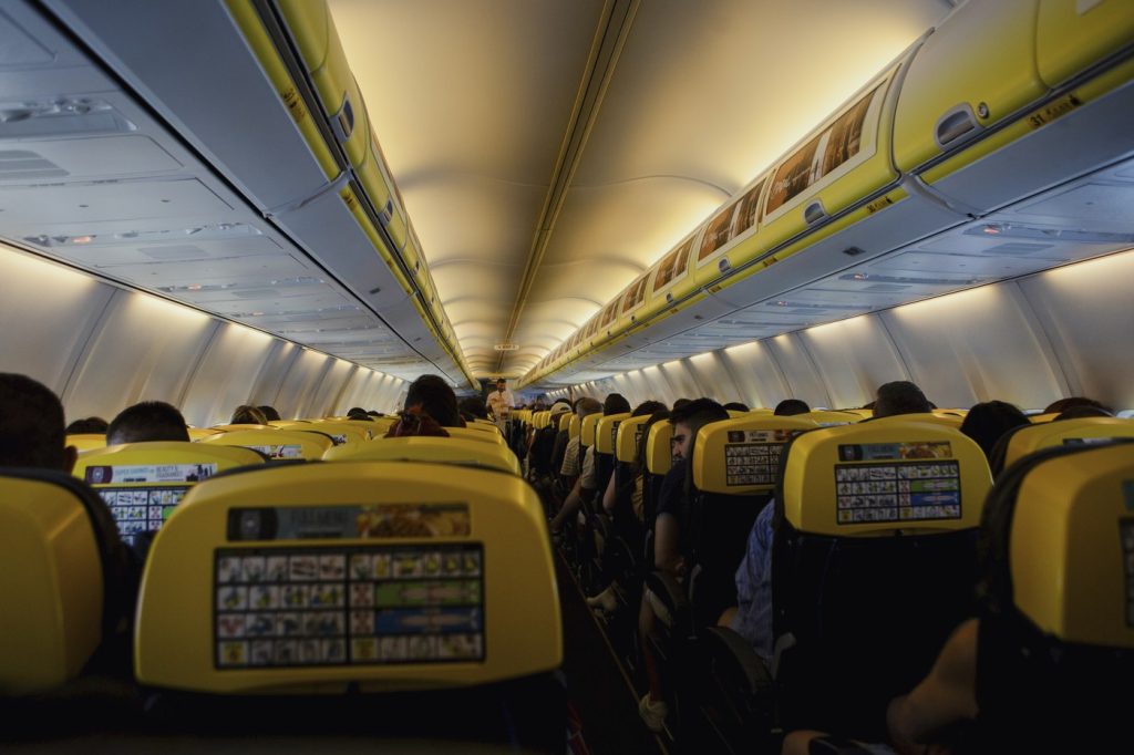 Ryanair, prima reacție pe larg după ce un pasager era să fie aspirat pe geam în zbor dintr-un avion al său