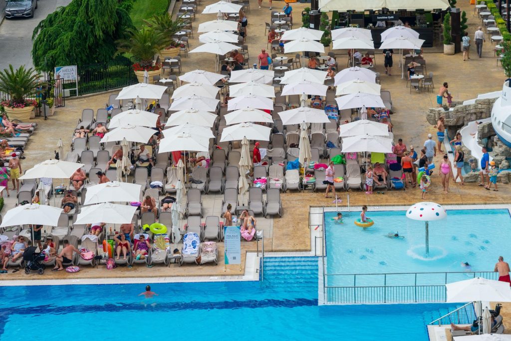 Peste 60 de turiști, după înotul în piscina hotelului, ajung la spital în Spania