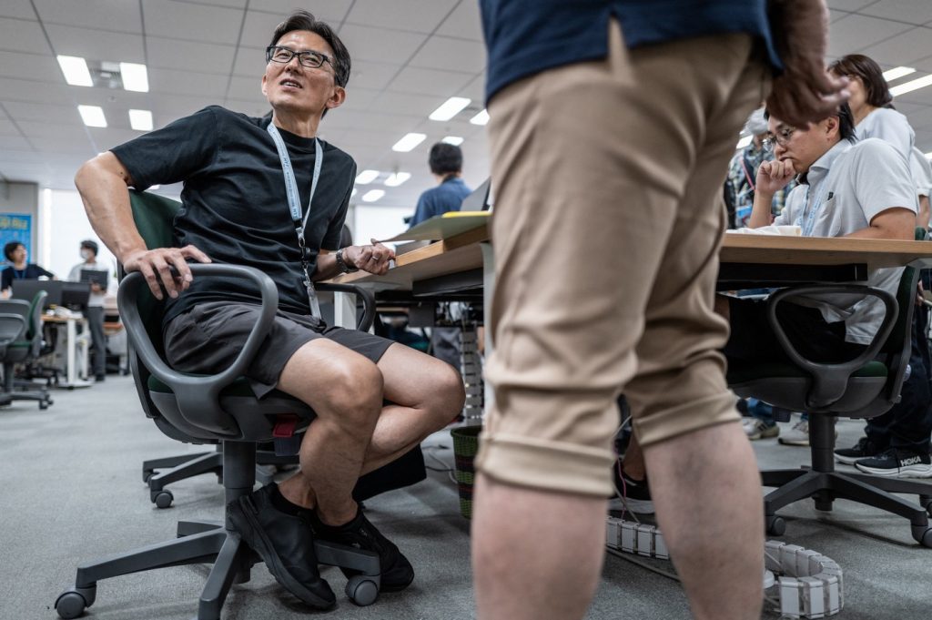 Tokyo îndeamnă bărbații să poarte pantaloni scurți la serviciu. Iar asta le enervează pe unele femei, oripilate de „sunehara”