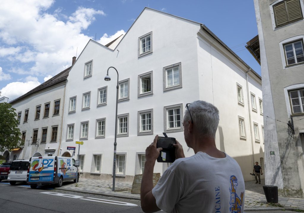 Austria a terminat după 7 ani renovările la casa în care s-a născut Hitler, pentru a-i da o nouă destinație