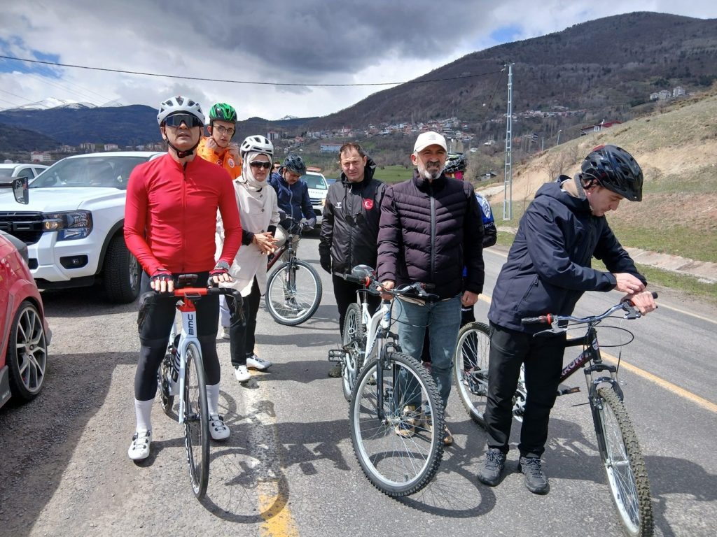 Guvernator turcesc demis pentru pantaloni necorespunzători