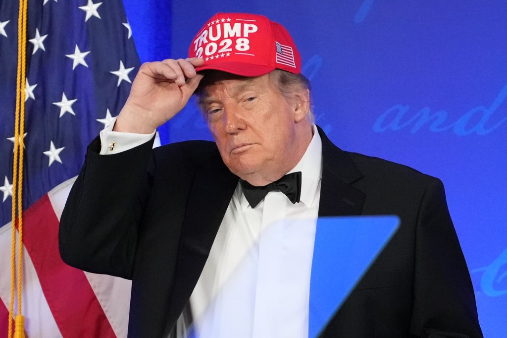 Președintele american și-a pus o șapcă cu inscripția „Trump 2028” la Cina corespondenților de la Casa Albă și a spus că intenționează să candideze chiar și pentru un al patrulea mandat