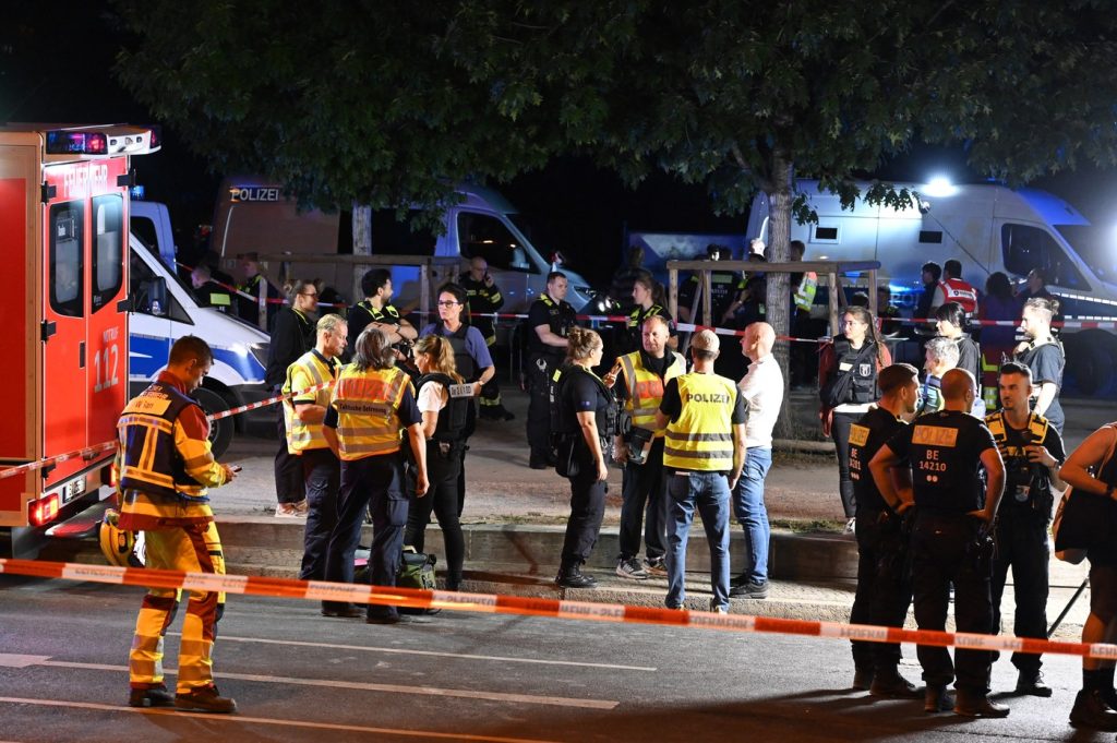 Un mort şi 16 răniţi, după ce o maşină a intrat în mulţime la Gay Pride de la Berlin / Suspectul cu „legături în mediul islamist”, identificat, dar încă neprins