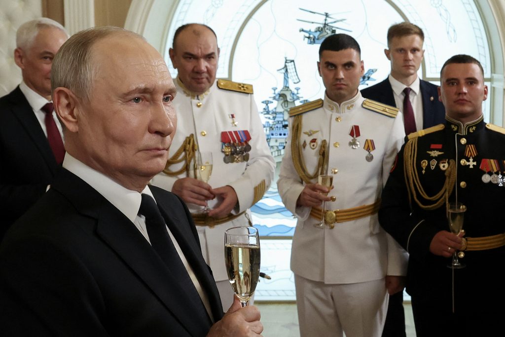 În fața marinarilor ruși, Putin a reînviat o teorie revizionistă despre România și Ucraina