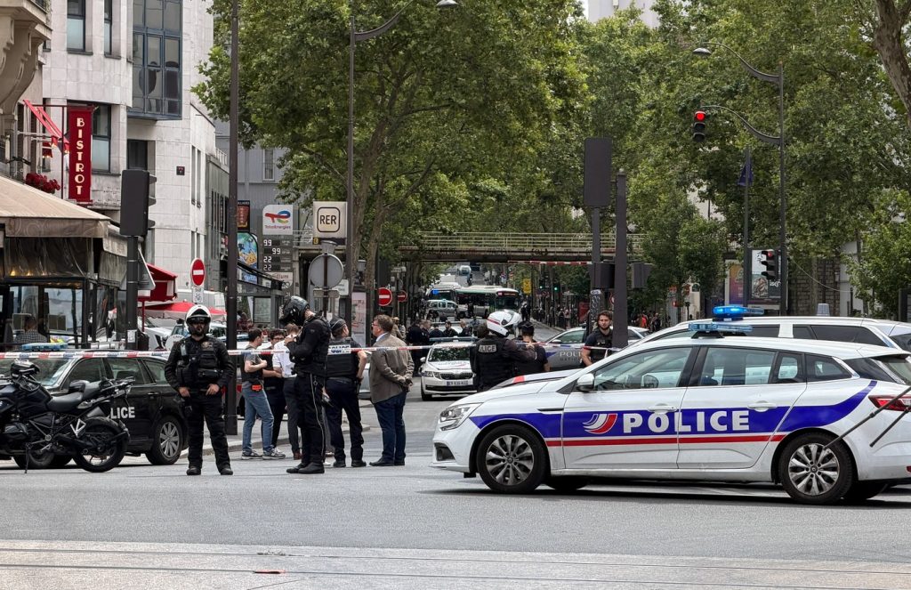Trei femei, înjunghiate pe stradă, în Paris. Atacatorul, prins de un polițist aflat în timpul liber