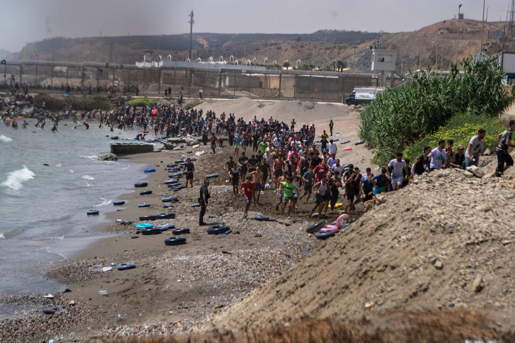 Criza migranților din exclava spaniolă Ceuta ia amploare. Madridul trimite armata / Măsură extraordinară analizată la Roma