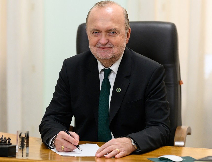 Cum răspunde rectorul UMF Iași la discursul critic al unei absolvente la ceremonia finalului de an. Mesajul ei a devenit viral