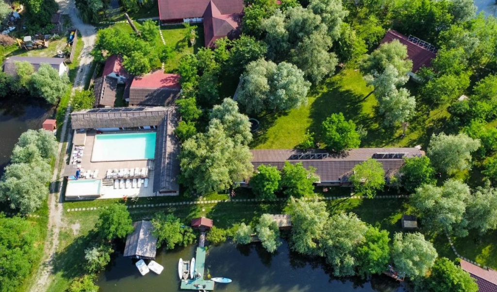 Insulă privată din Delta Dunării, scoasă la vânzare la un preț mai mic decât un penthouse în București. Are locuri de cazare, restaurant, piscină și jacuzzi