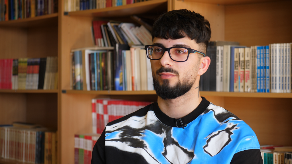 Povestea lui Ovidiu, tânărul arestat pentru că și-a atacat tatăl adoptiv cu un topor. „Totul a început cu o țigară și un anturaj”
