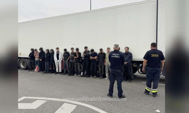 Un șofer de TIR turc a încercat să intre în România cu 15 migranți, ascunși printre apă și șervețele