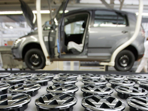 Scandal Volkswagen: șeful huiduit de 10.000 de angajați pentru concedieri