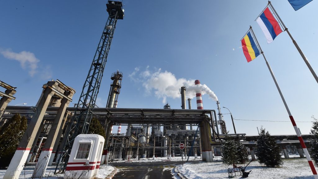 Petrotel Lukoil ar putea intră în insolvență. Tribunalul a admis cererea companiei care operează rafinăria de la Ploiești