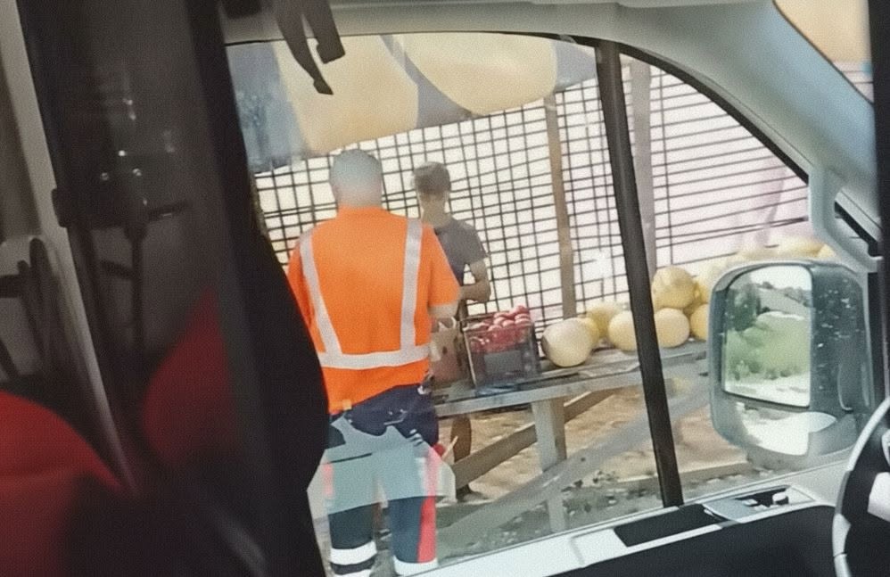 Ambulanțier din Bacău, filmat când oprește pentru a cumpăra pepeni deși transporta un copil bolnav. O anchetă internă a DSU dezvăluie însă și alte probleme