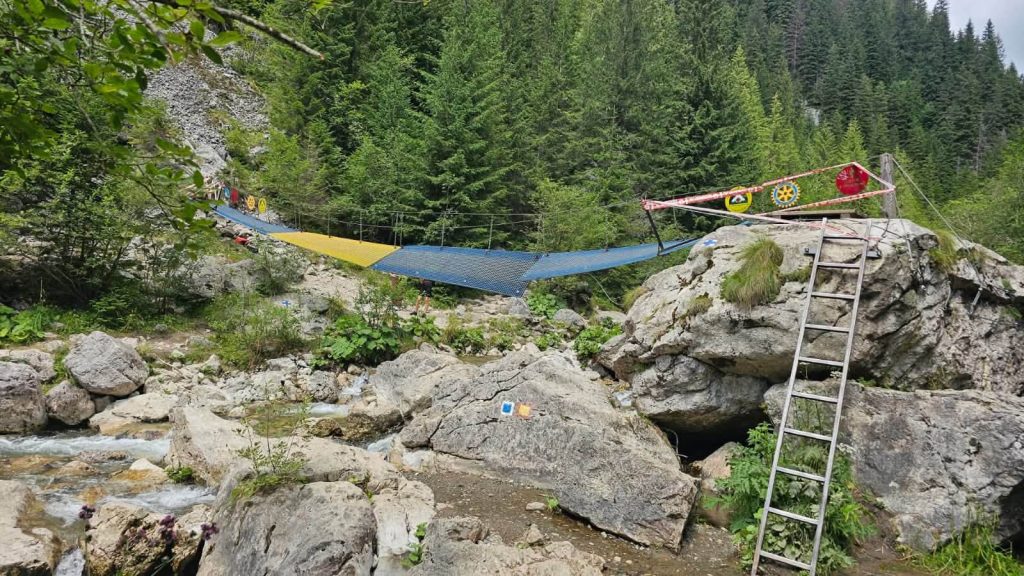 Accesul către două obiective turistice din Bucegi, întrerupt din cauza ruperii unui pod. Avertismentul salvamontiştilor